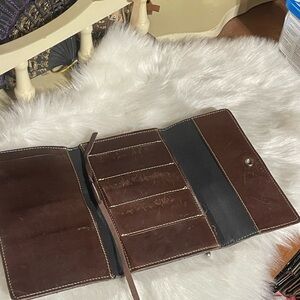 Roots leather cardholder